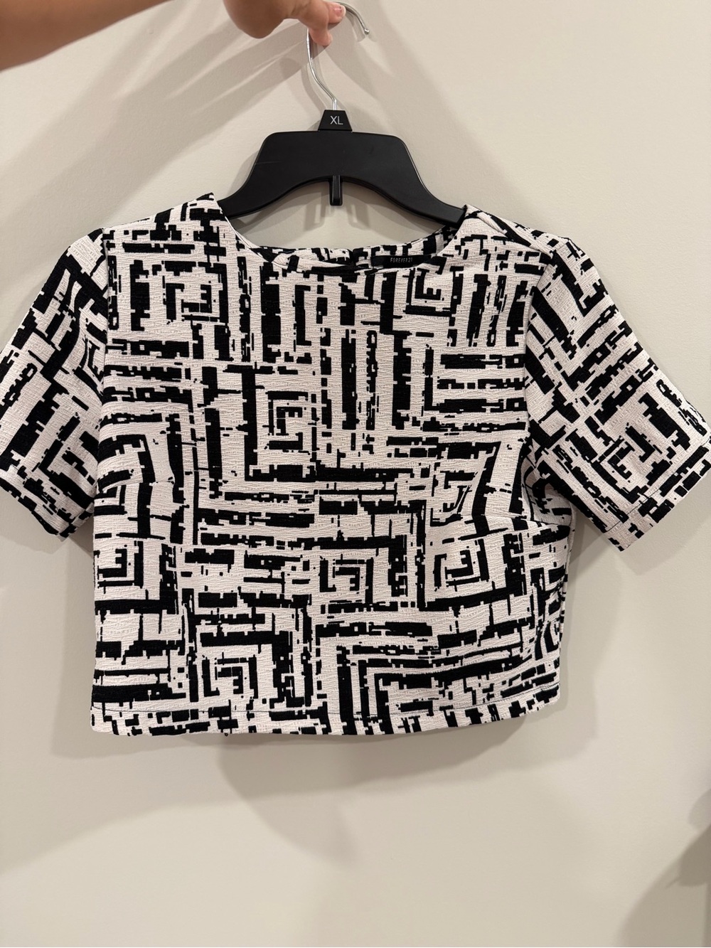Forever 21 Black and White Geometric Crop Top